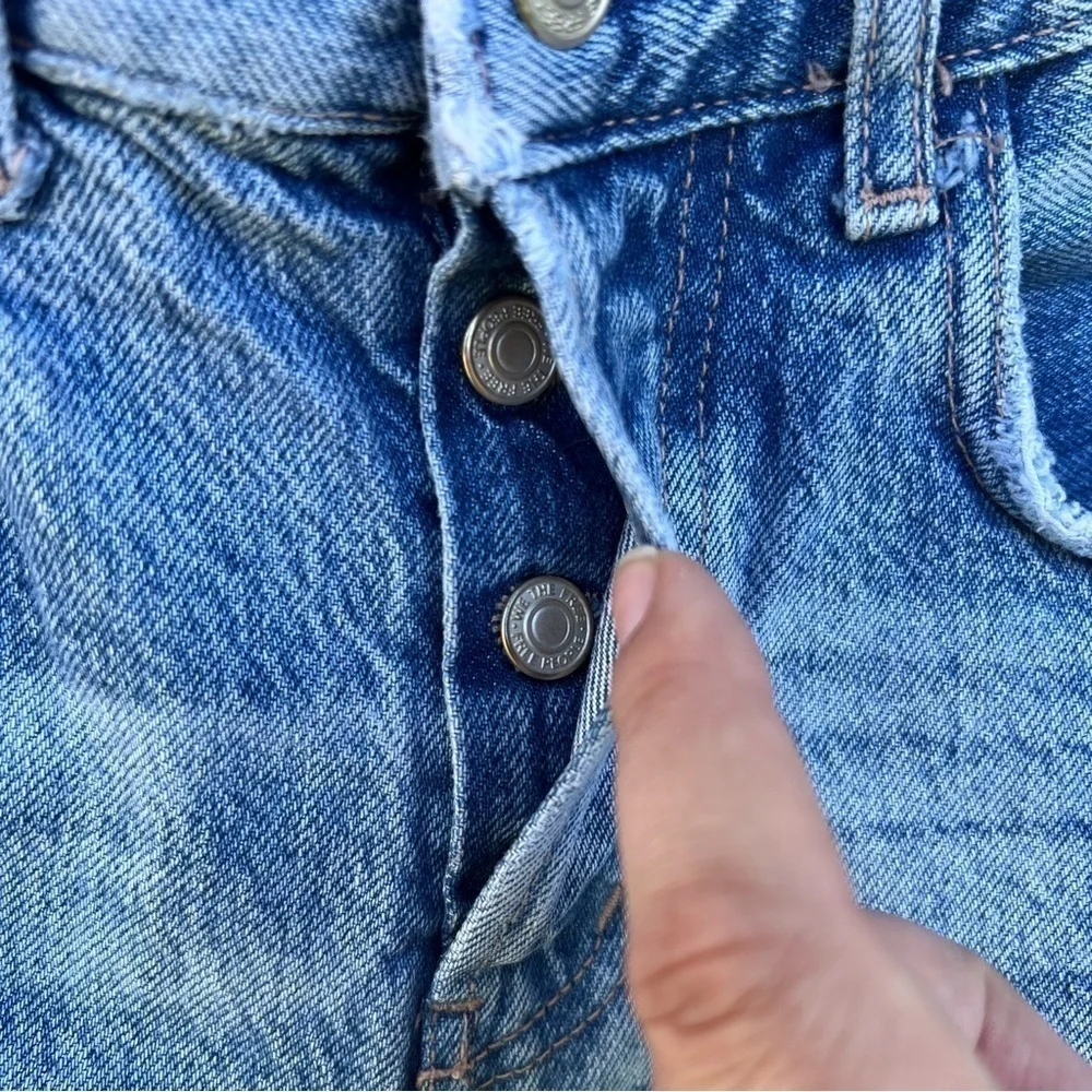 Free People We The Free Good Times Distressed Relaxed Jeans Size 26 Frayed Hem